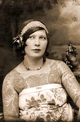 Frau wird von Charles Wagner tätowiert, ca. 1905